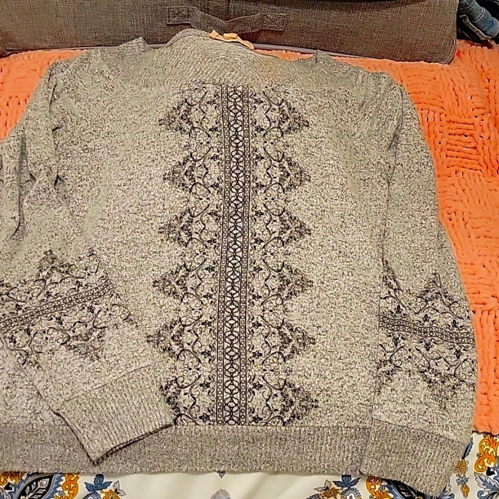 No frills los angeles gray sweater with black detail.. size xl - very soft!
